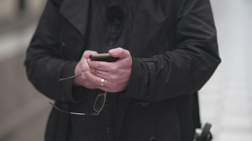 Här söker SVT:s reporter de ansvariga bakom mobilföretaget i Örebro.