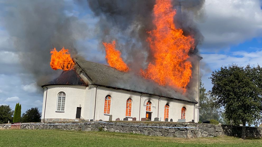Lågor som slår ut från Sjösås nya kyrka.