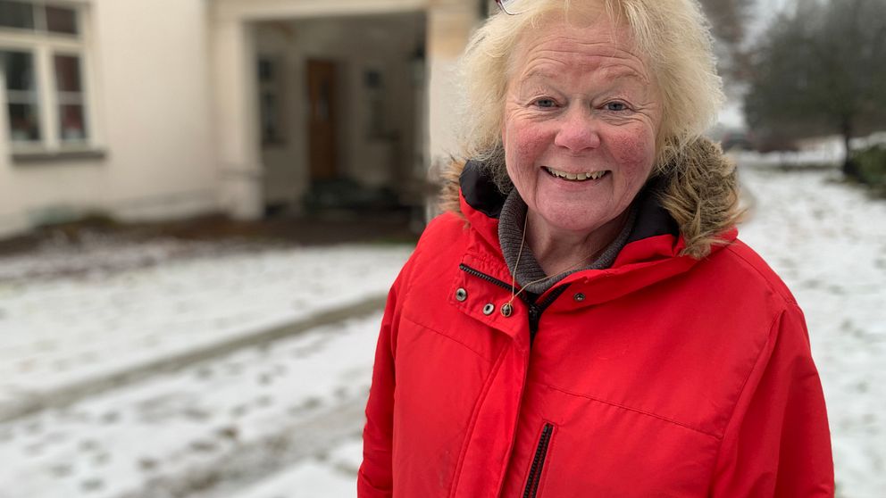 Maria Svensson från ”Mitt livs hotell” framför ”Spökhotellet” Wärdshuset Stenkullen som ligger vid E4 norr om Norrköping. Hon har glasögon i pannan och en röd jacka på sig. Det är snö på marken.