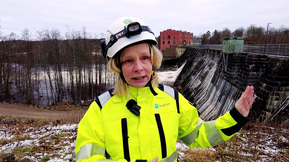 Monica Engman vid Lagan, där Statkraft planerar nytt vattenkraftverk