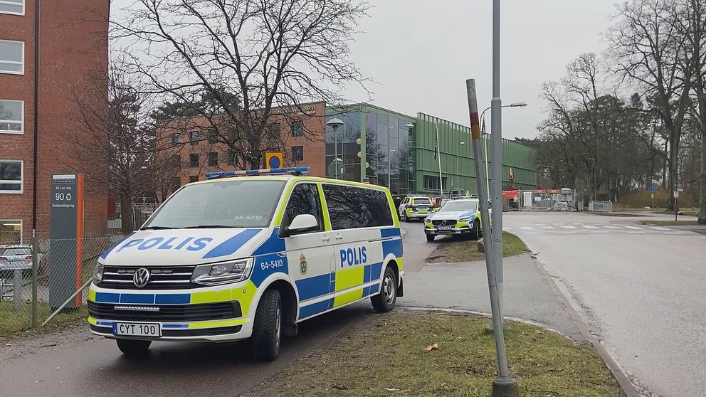 Tre polisbilar utanför Engelska skolan i Lund.