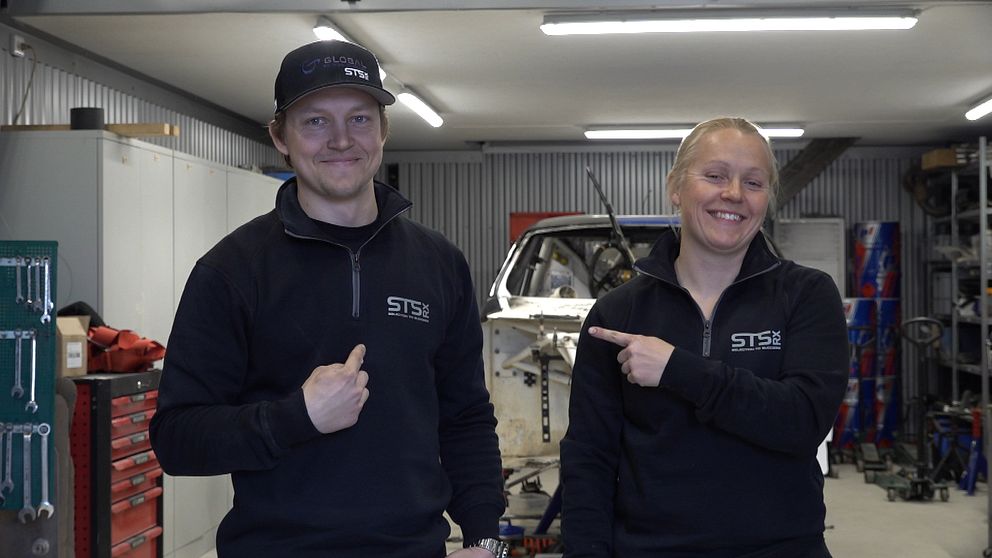 En ung man och en ung kvinna iklädda svarta tröjor pekar på varandra.