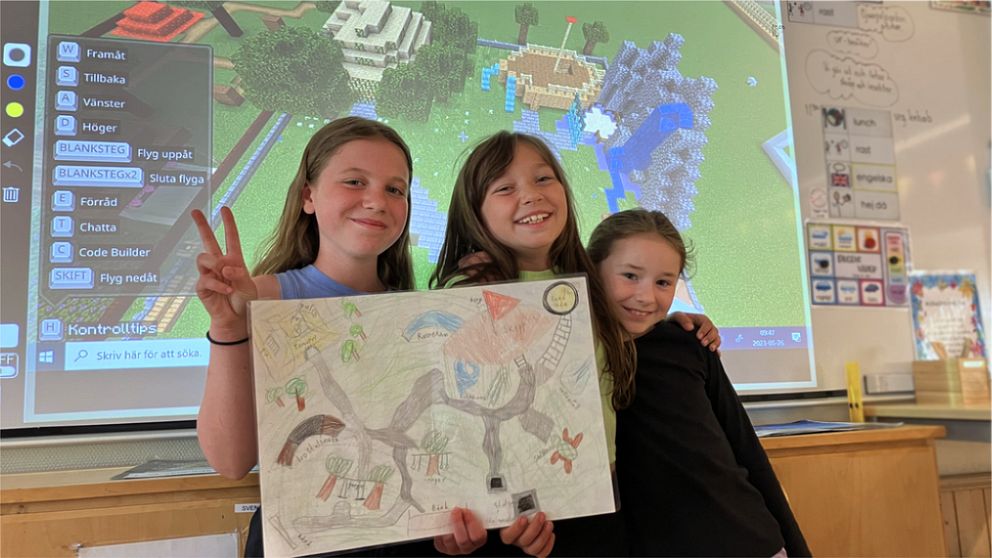 Selma Holmqvist, Tone Lindblom och Molly Jernström framför minecraft-skärm.