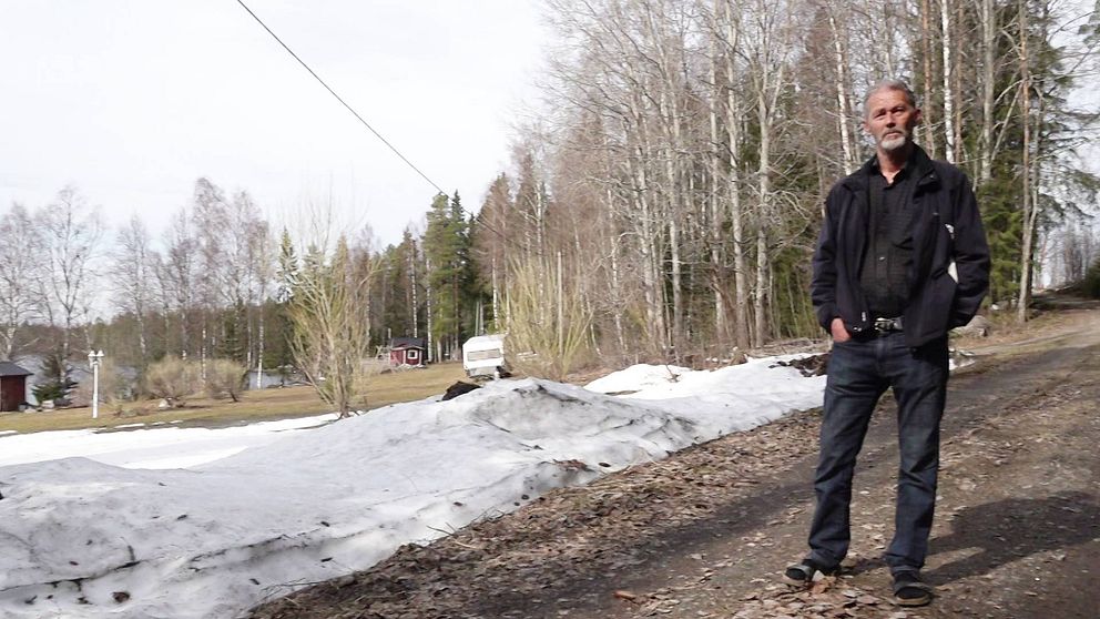 Gunnar Pettersson står vid en snöhög