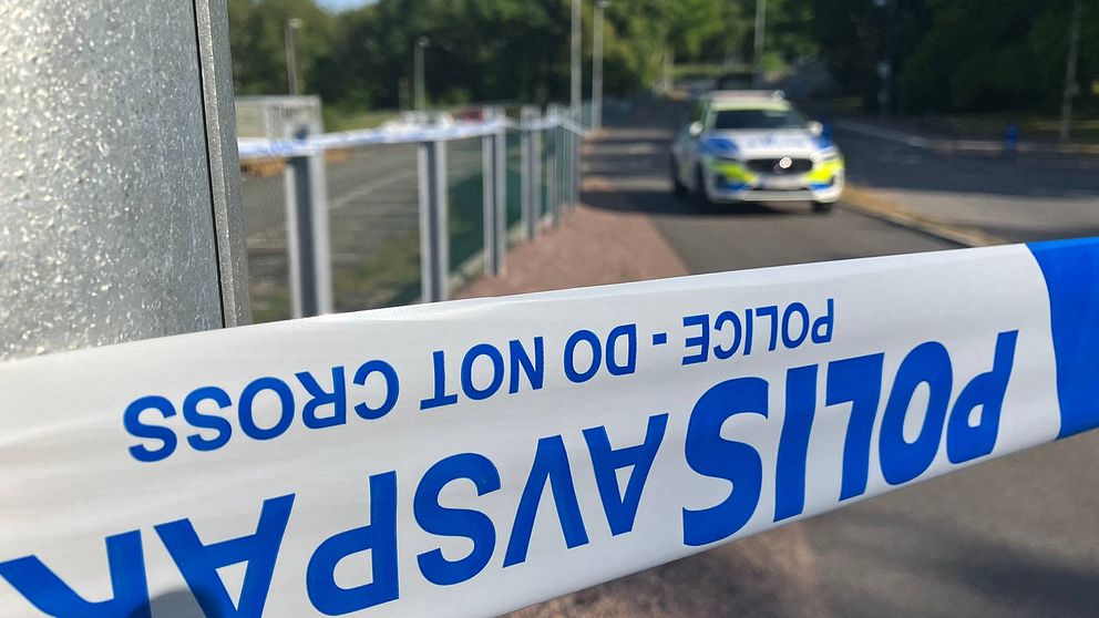 Polisens avspärrningar på platsen.
