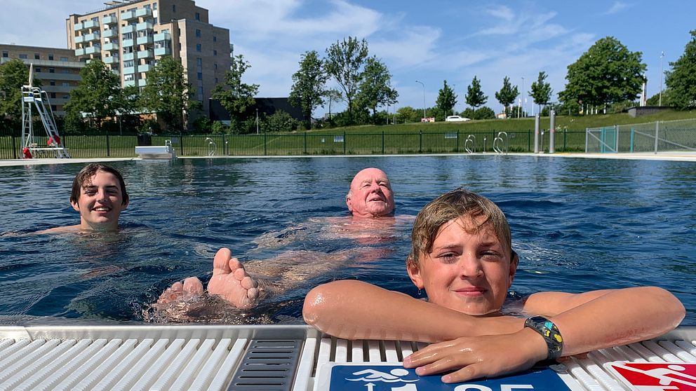 Alex och Lucas i bassängen på det nya badet på Drottninghög tillsammans med farfar Jan Lauritzson.