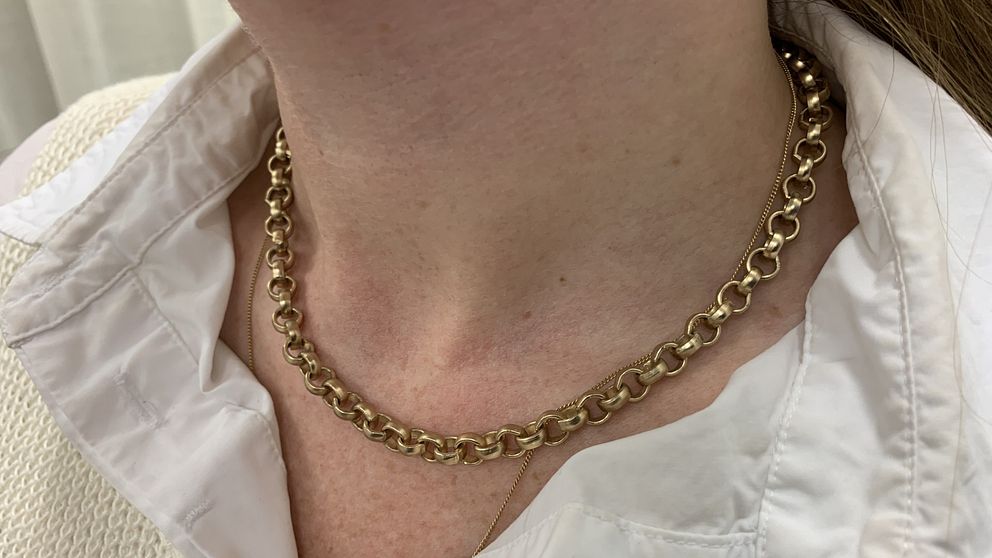 en hals med ett halsband