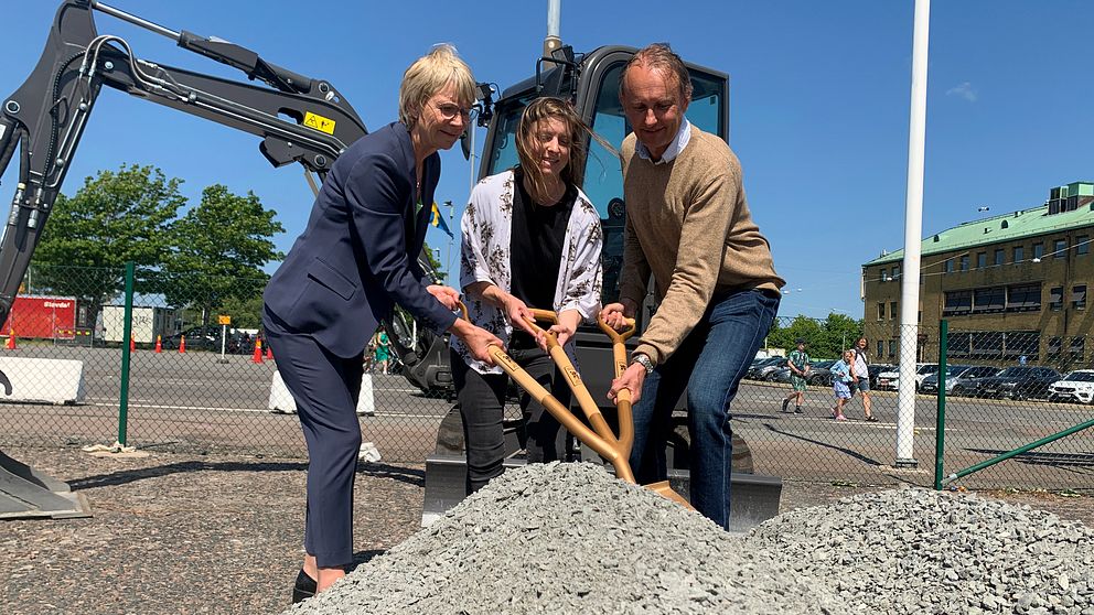 Catharina Håkansson Boman, ordf i styrelserna som följer upp storstadsavtalen i Stockholmsförhandlingen och Sverigeförhandlingen, Robert Hammarstrand, ordf i exploateringsnämnden, Göteborgs Stad och Louise Jeppsson, ordf i Infrastruktur- och kollektivtrafiknämnden i VGR tar första spadtaget på den nya spårvagnssatsningen på Hisingen.