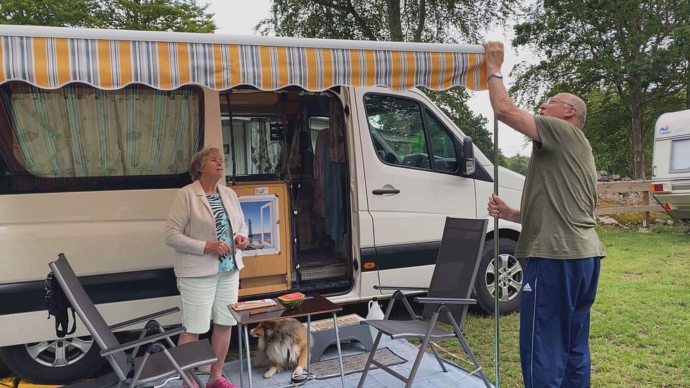 Bild på två personer framför en husbil på en campingplats i Karlshamn. Personerna heter Gabriele och Hans-Jörg Wilke och är campare från Delitzsch utanför Leipzig.