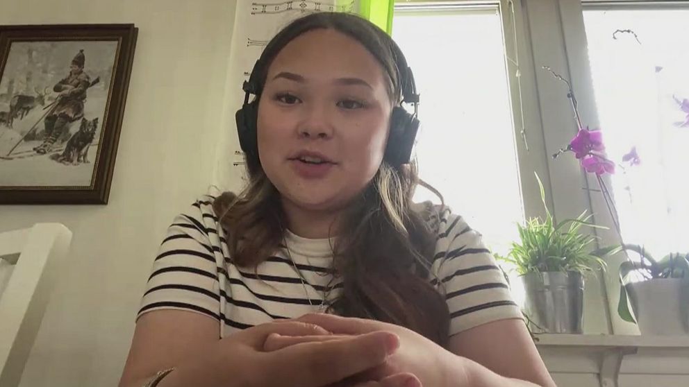 Elin-Merete Toven med hörlurar