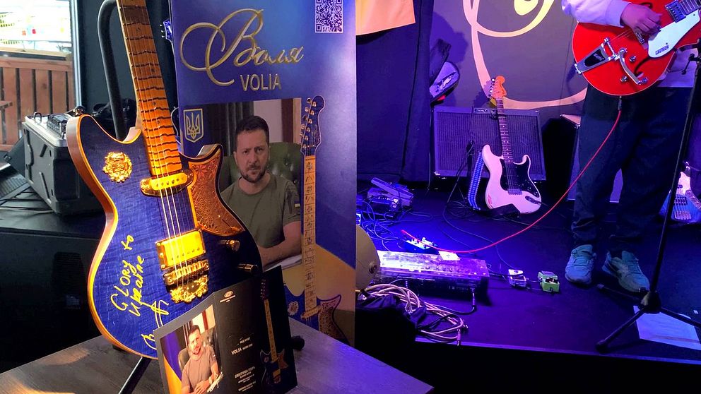 En bild på en gitarr och Ukrainas president Zelenskyj.