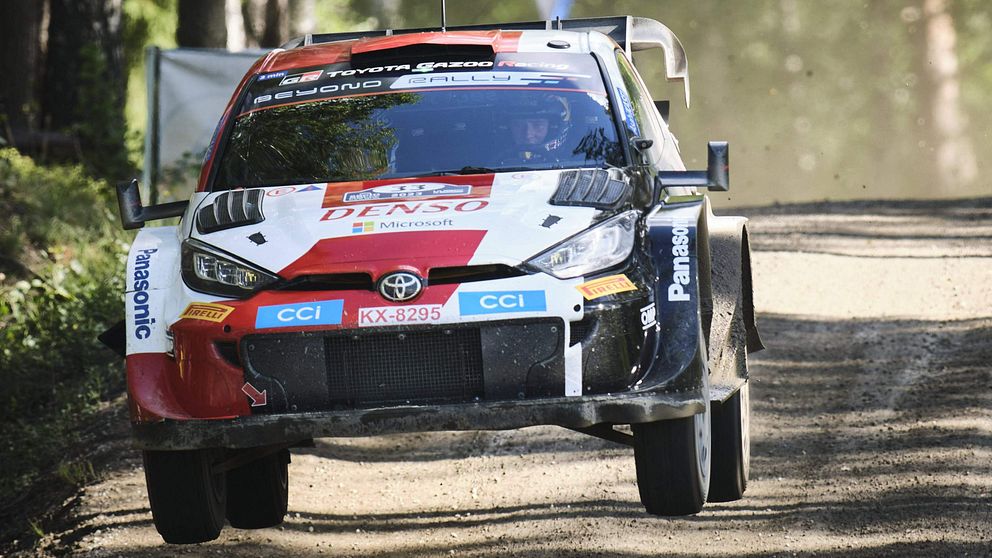 Elfyn Evans leder det finska VM-rallyt.