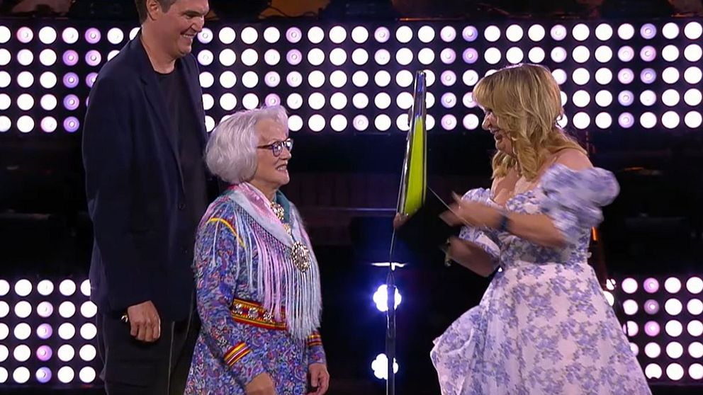 Thomas Jackson och Britta Marakatt-Labba tar emot Kristallenpriset.