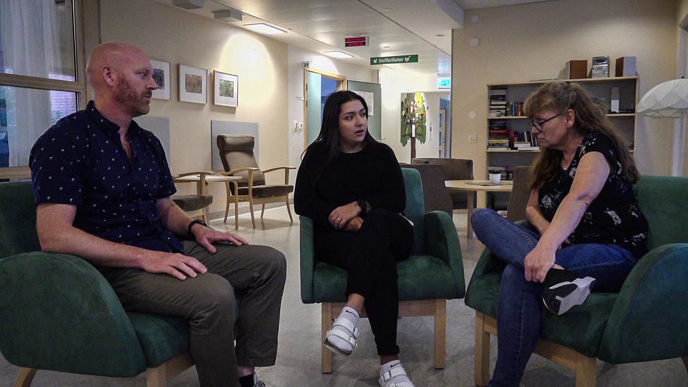 Hans, Lena och Emma är en del AV SPOT-teamet och sitter och pratar.