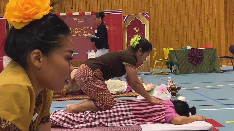 Deltagarna tävlar i tre olika klasser av thaimassage under SM.