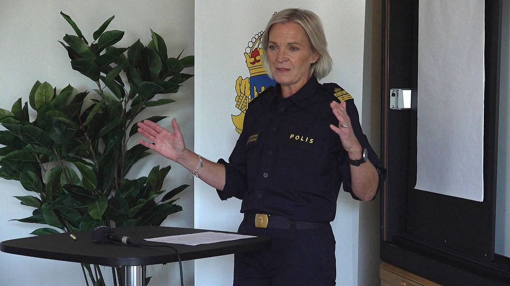 I klippet beskriver lokala polischefen varför polisen lånar ut personal.