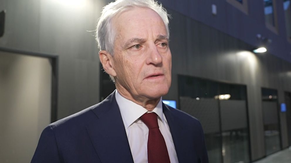 Jonas Gahr Støre svarar på frågor utomhus om Trumps brev.