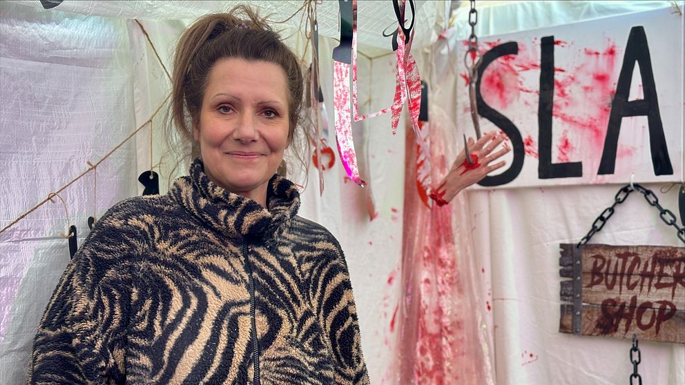 Petra Hauff i sin halloweenpyntade trädgård