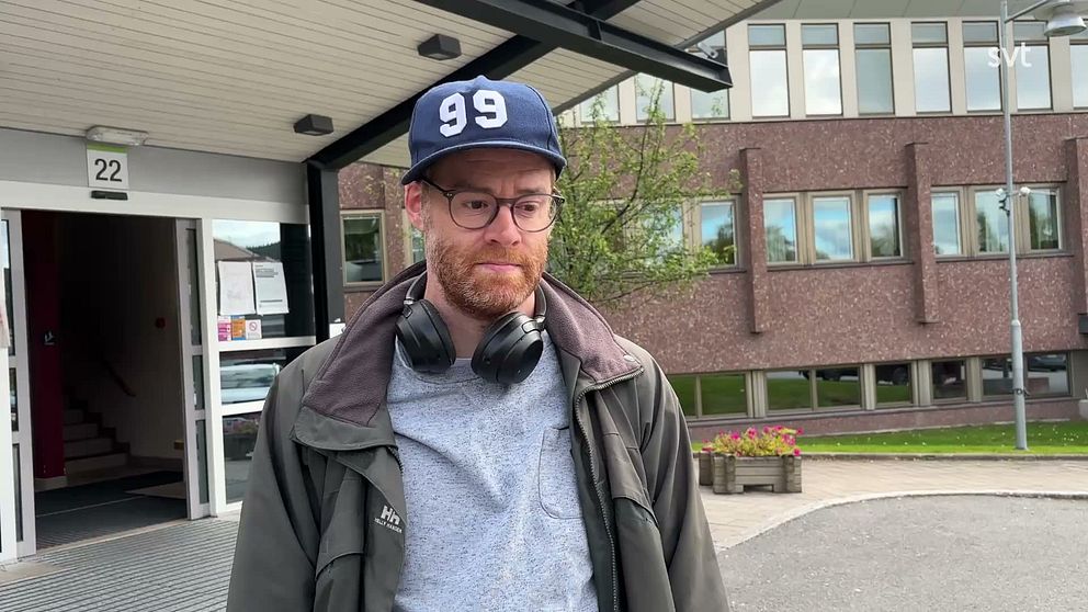 Pär Karlsson går genom Östersunds sjukhus vid avstängd Kyrkogatan