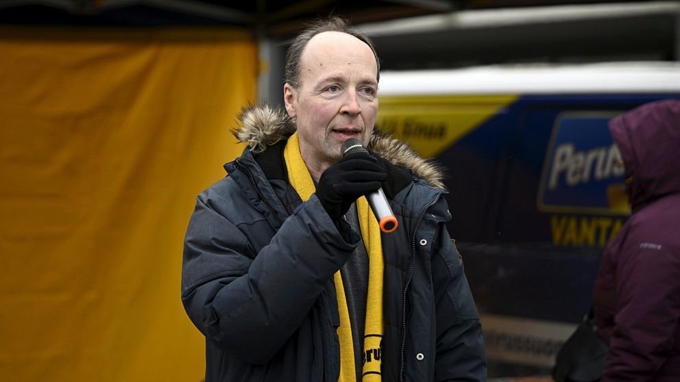 Perussuomalaisten presidenttiehdokas Jussi Halla-aho kampanjoi toritapahtumassa Vantaalla 28. lokakuuta 2023.