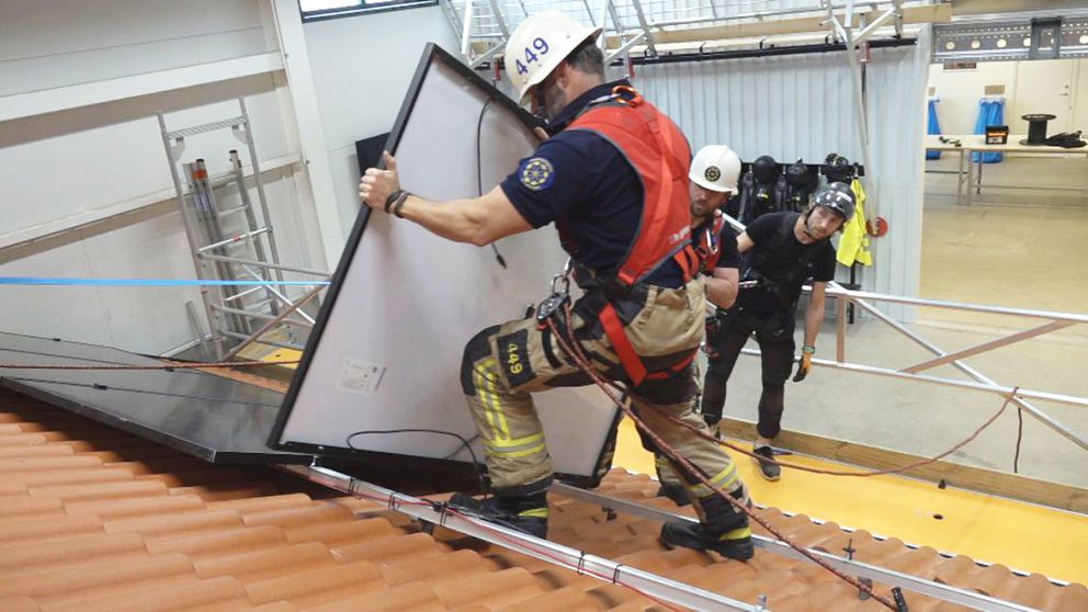 Brandmän över att plocka ner solceller för i skräpt läge veta hur de ska gå till väga.