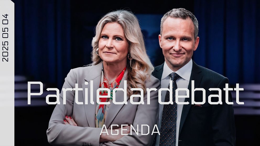 Två personer står framför Agenda-studio med texten ”Partiledardebatt 2025-05-04”.