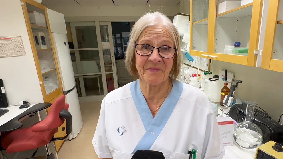 Karin Hjertkvist står i ett rum på sjukhuset