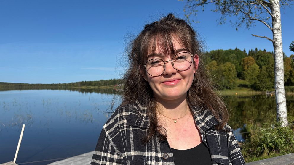 Esther Högdahl vid en sjö, porträtt utomhus