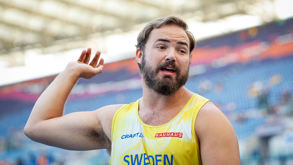 I uppvärmingen till släggkvalet fastnar Ragnar Carlssons slägga i nätet