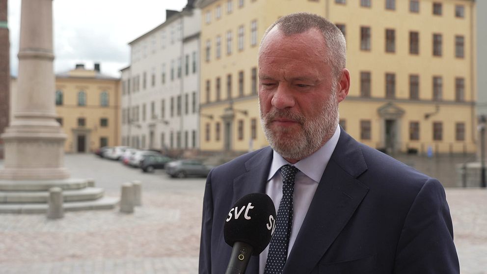 Filip Rydin, försvarsadvokat i kostym intervjuas av SVT