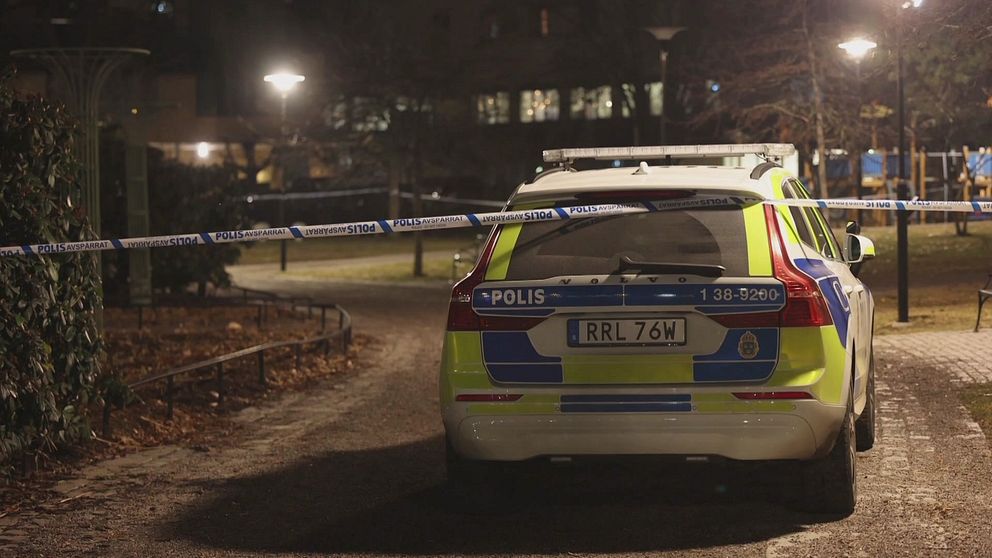 Bild på polisbil och avspärrad brottsplats