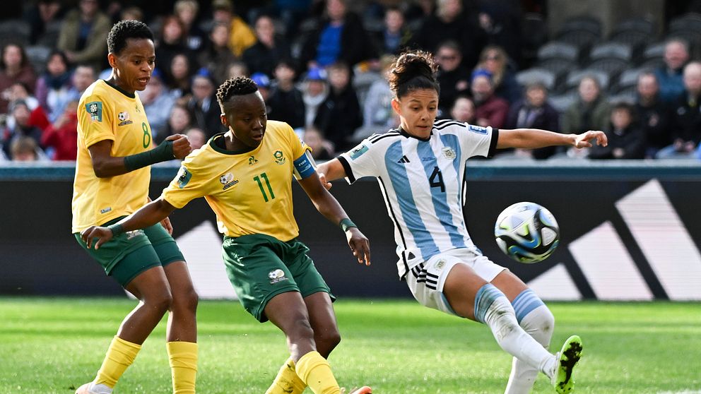 Argentinska Julieta Cruz (till höger) är en av tre spelare som hoppar av damlandslaget i fotboll efter kritik om dåliga villkor. Arkivbild.