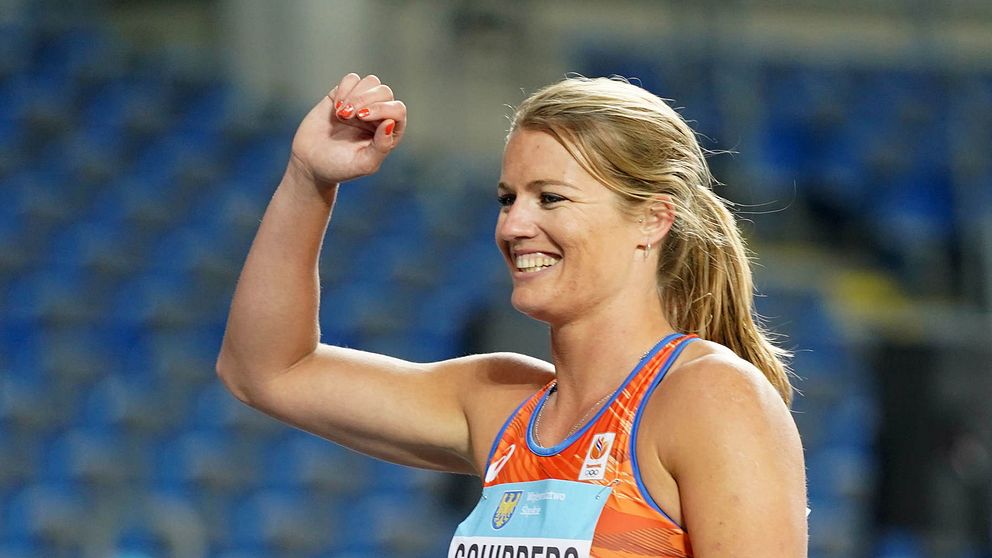 Friidrottaren Dafne Schippers höjer näven i skyn.