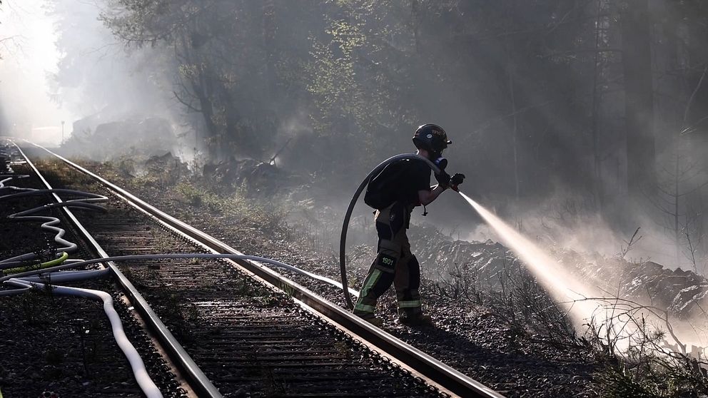 Skogsbränder hotar järnvägssträcka mellan Österbybruk och Örbyhus – helikoptrar sätts in — image 2