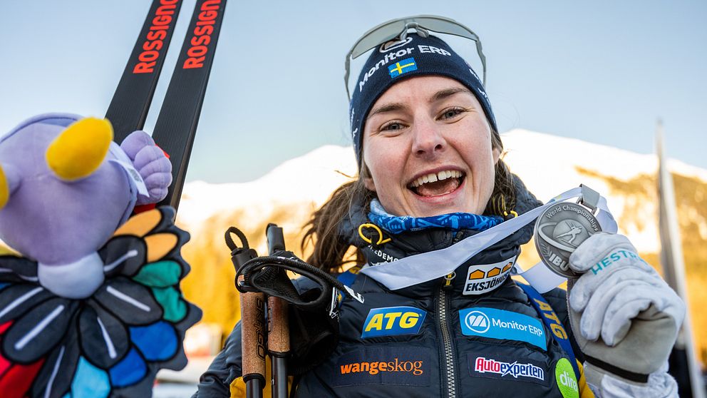 Ella Halvarsson visar upp sin VM-silvermedalj