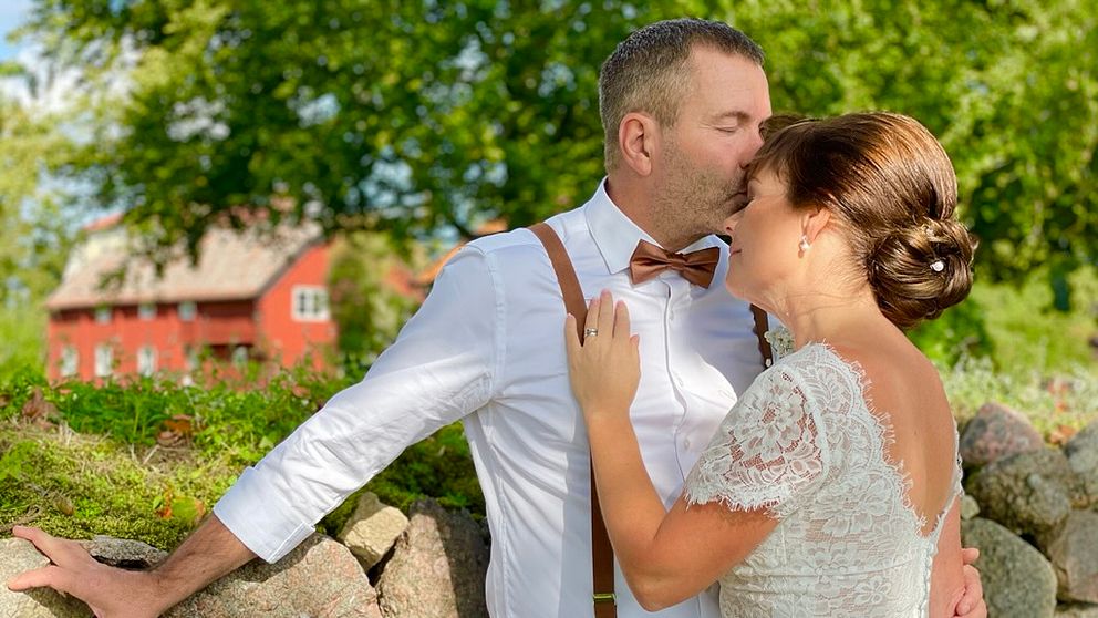 Bild på Tommy och Ullis i bröllopskläder