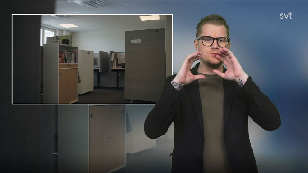 Programledare Magnus tecknar ”socialtjänst” bredvid en bild på ett tomt kontor