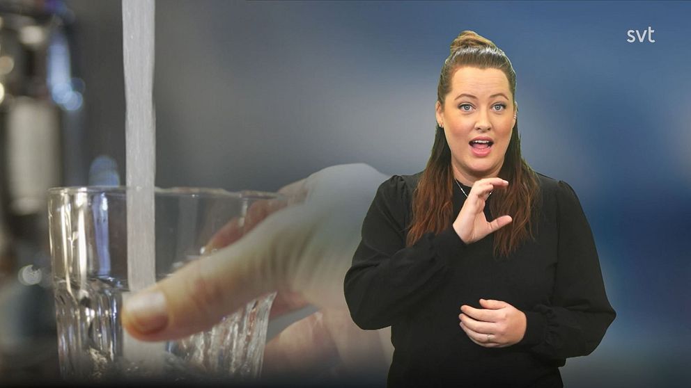 Programledare Alicia tecknar ordet ”vatten”