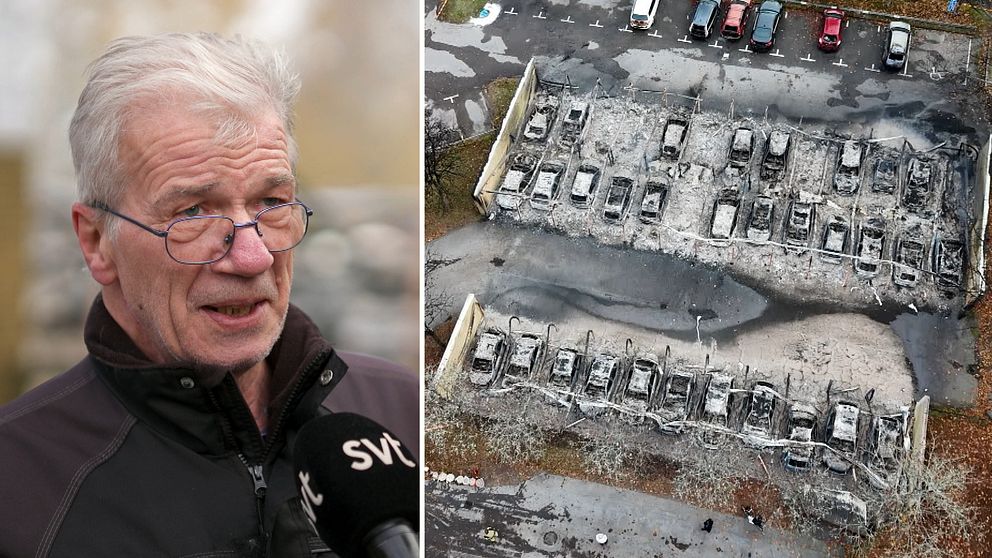 En person håller en mikrofon framför sig, medan en delad bild visar en översiktsvy av en bilparkering där flera bilar är skadade eller förstörda, troligtvis efter en brand. Bilarna står parkerade i långa rader, och asfalten runt dem är skadad och sotig.