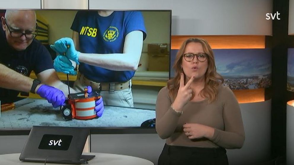 Programledaren tecknar ”två”