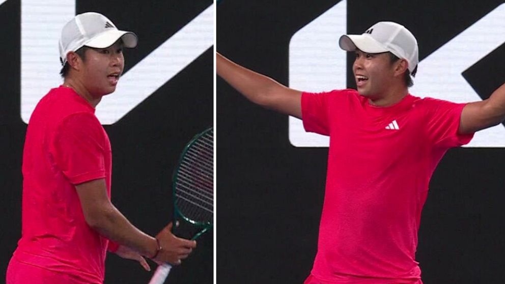 Tennisplayer i röd tröja och vit keps, i två olika poser. Den vänstra sektionen visar spelaren från sidan med racketen i handen, medan den högra sektionen visar en bakifrån vinkel där spelaren höjer armarna i en serveposition.