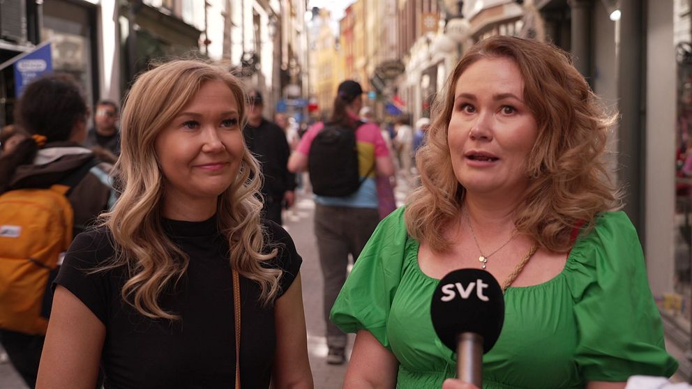 Två kvinnor intervjuas i Stockholms Gamla stan.