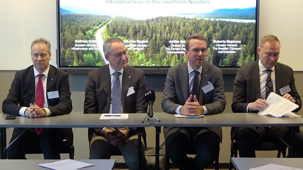 Representanter från svensk och norsk regering samt en generaldirektör från finland och Trafikverkets Roberto Maiorana på presskonferensen i Luleå.