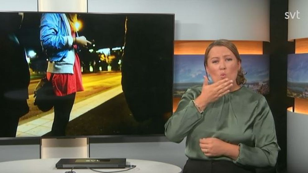Programledaren tecknar ordet ”ung”