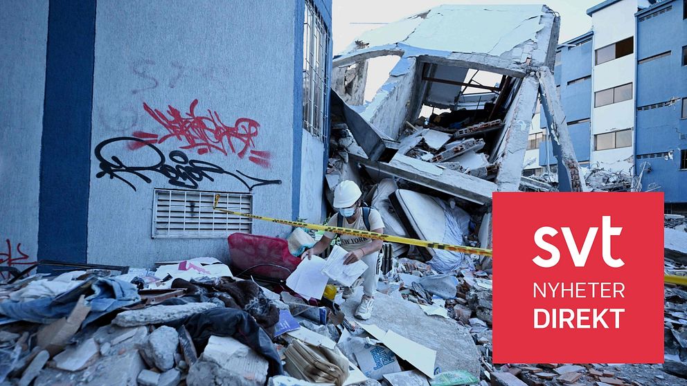 Rasmassor efter jordbävning, med en sönderfallen byggnad och SVT Nyheter Direkt-logga