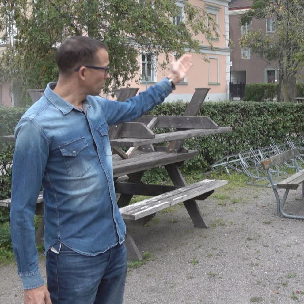 Karl Sjölin pekar på gården där huset planerades.