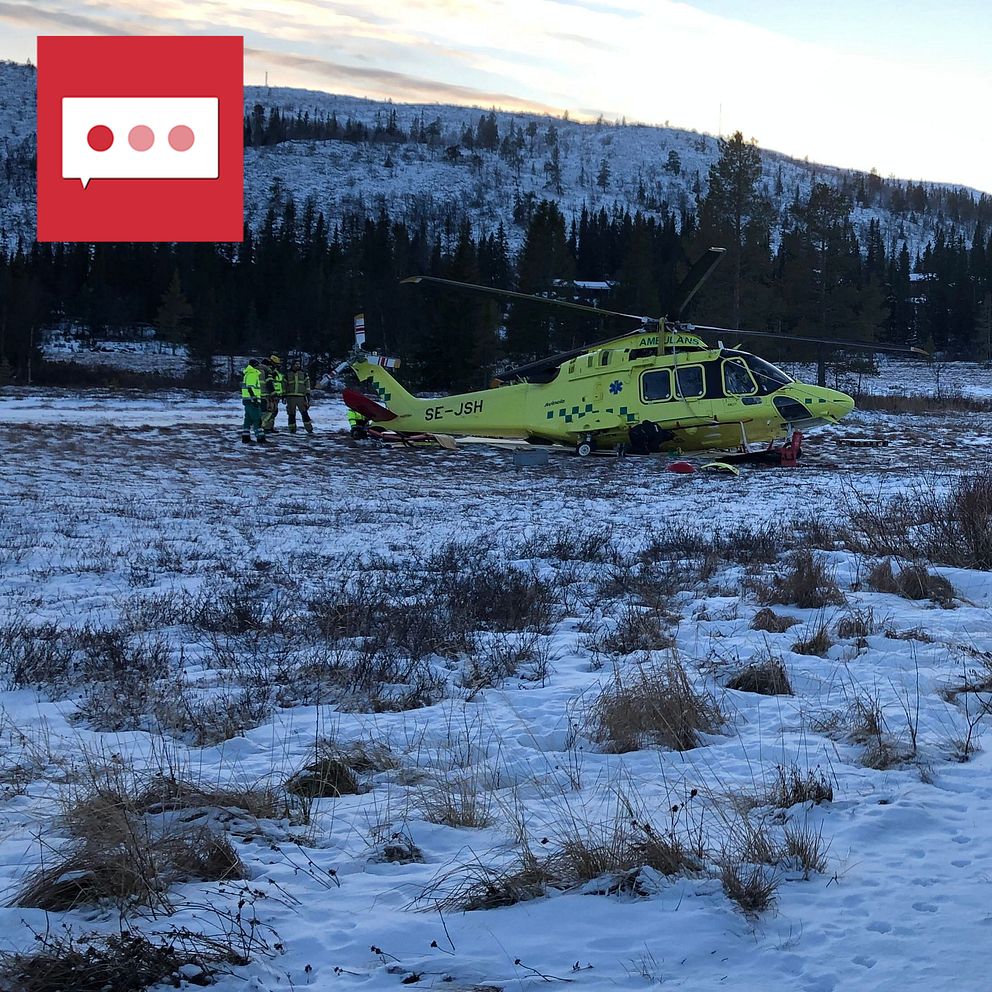 En ambulanshelikopter i skymning på en myr i Vemdalen.
