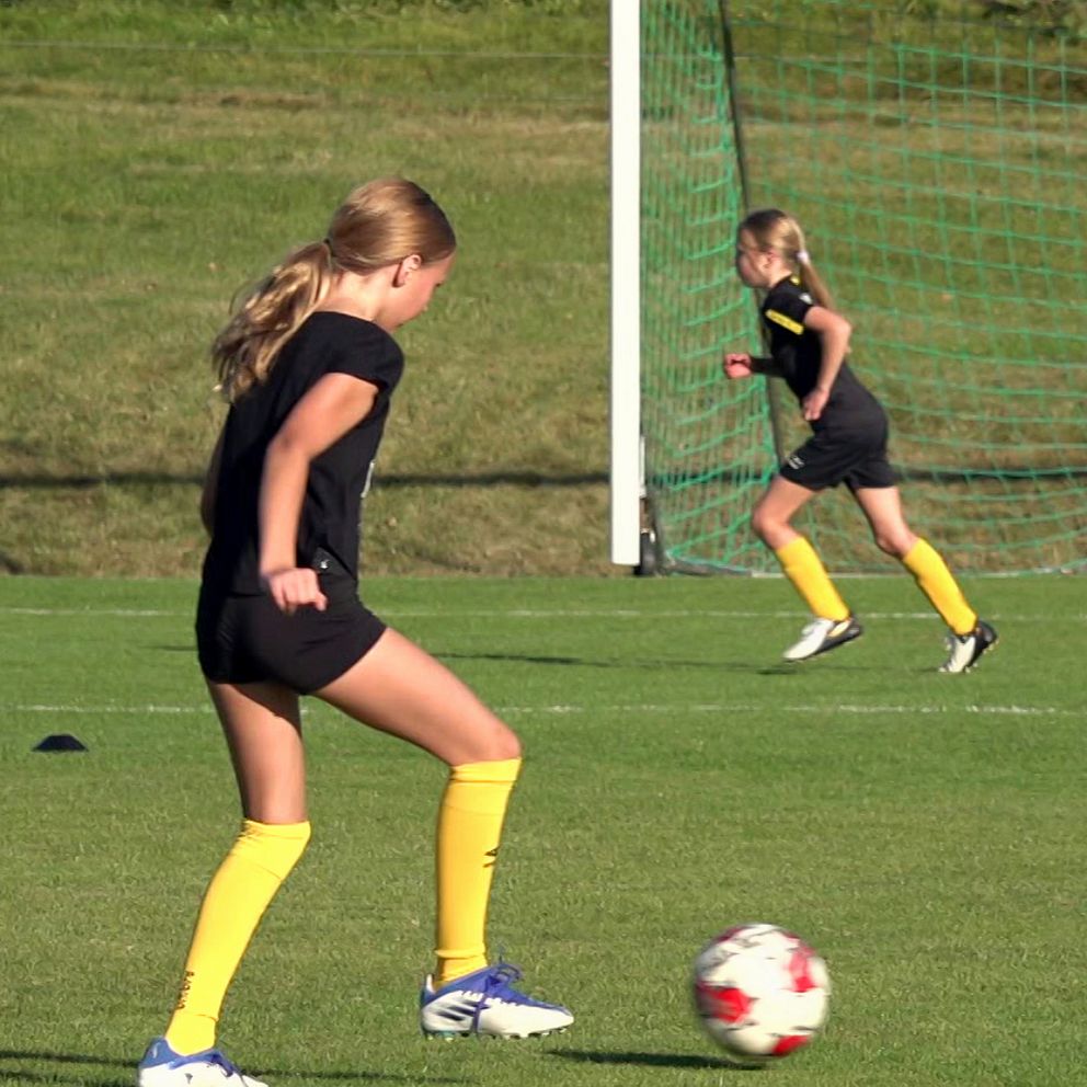 En delad bild som visar två sektioner. Till vänster tränar två unga flickor fotboll på en grön gräsmatta med målet i bakgrunden, medan den högra sektionen visar Andreas Ivarsson på Hallands fotbollsförbund som står framför ett nät i ett fotbollsmål.