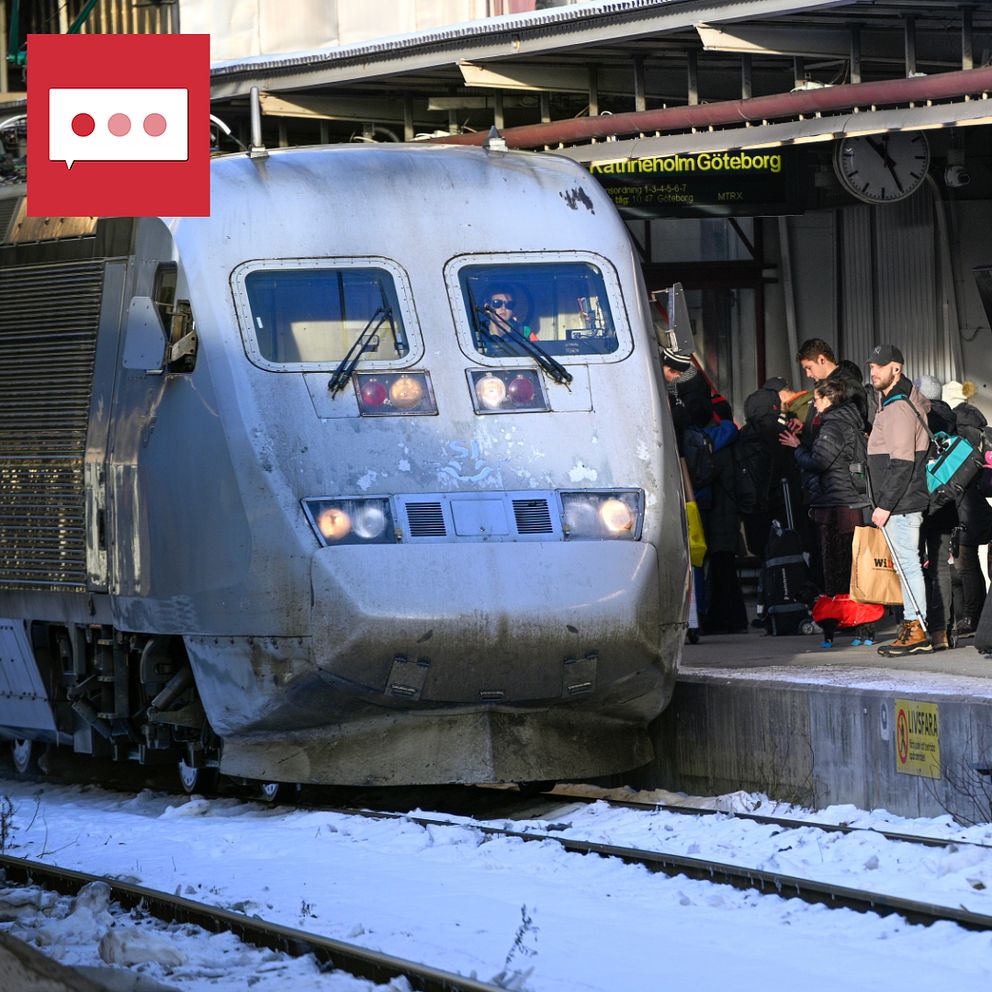 SJ-tåg vid perrong på Stockholm Centralstation som är full av resenärer