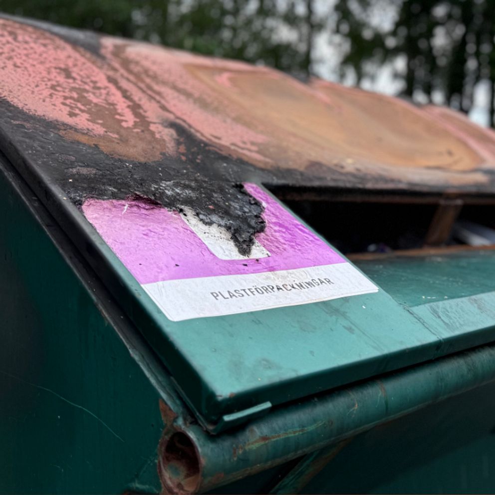 Uppbrunnen container och en bild på kommunpolis Mikael Sjöbrink framför polishuset i Eksjö.